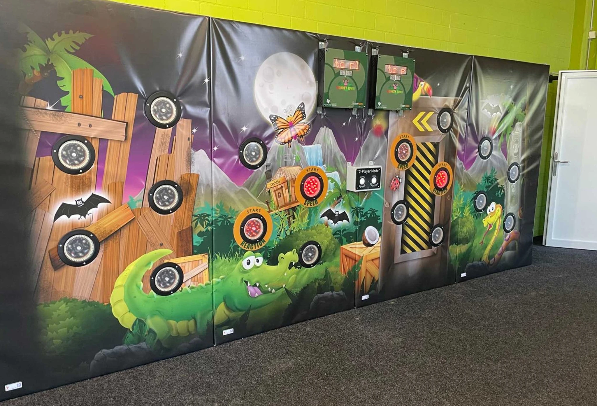 Foto van een partyruimte met de geïllustreerde jungle- en muziekwereld