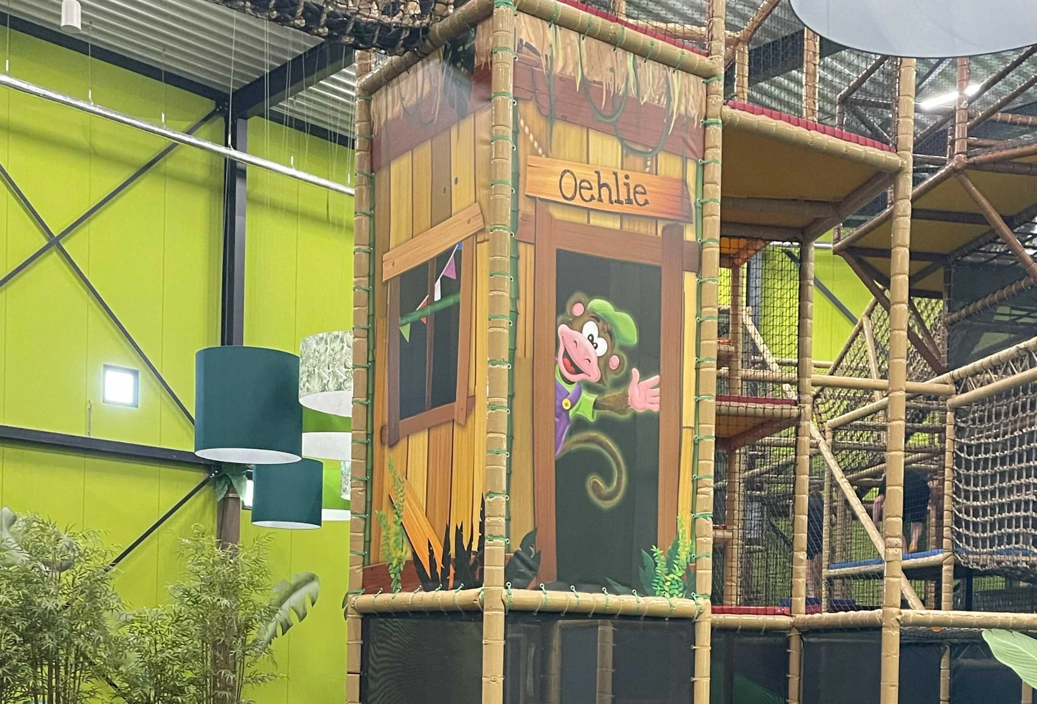 Een speeltoestel aangekleed als Oehlies huis in Monkey Town