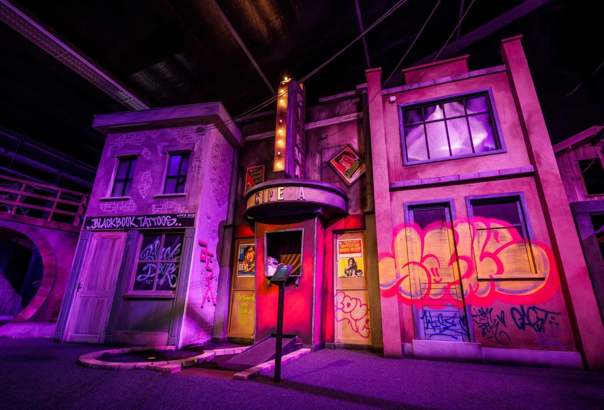Gerealiseerde stadsgevels in paars en roze licht