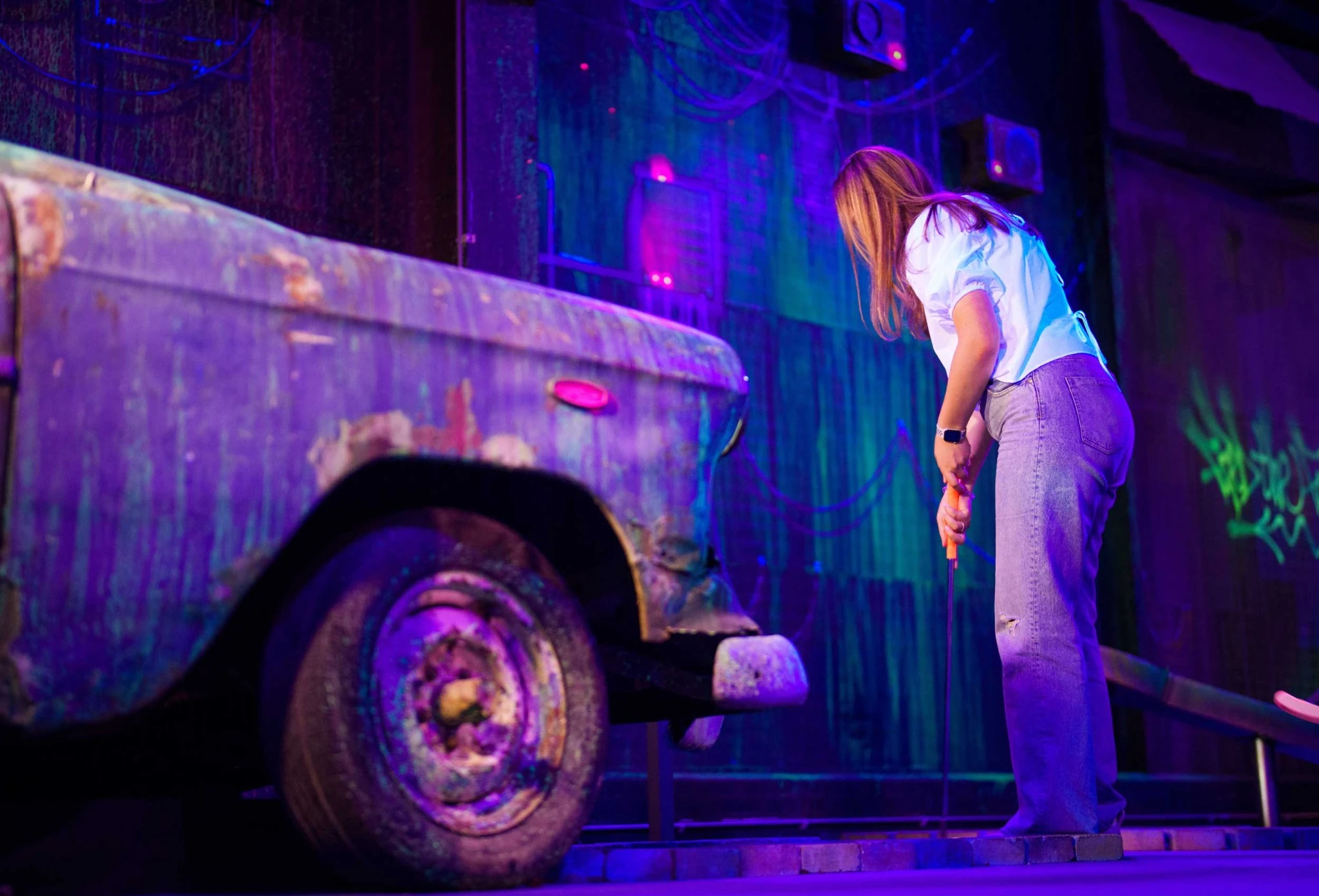 Een bezoeker speelt minigolf bij een pick-up in The City