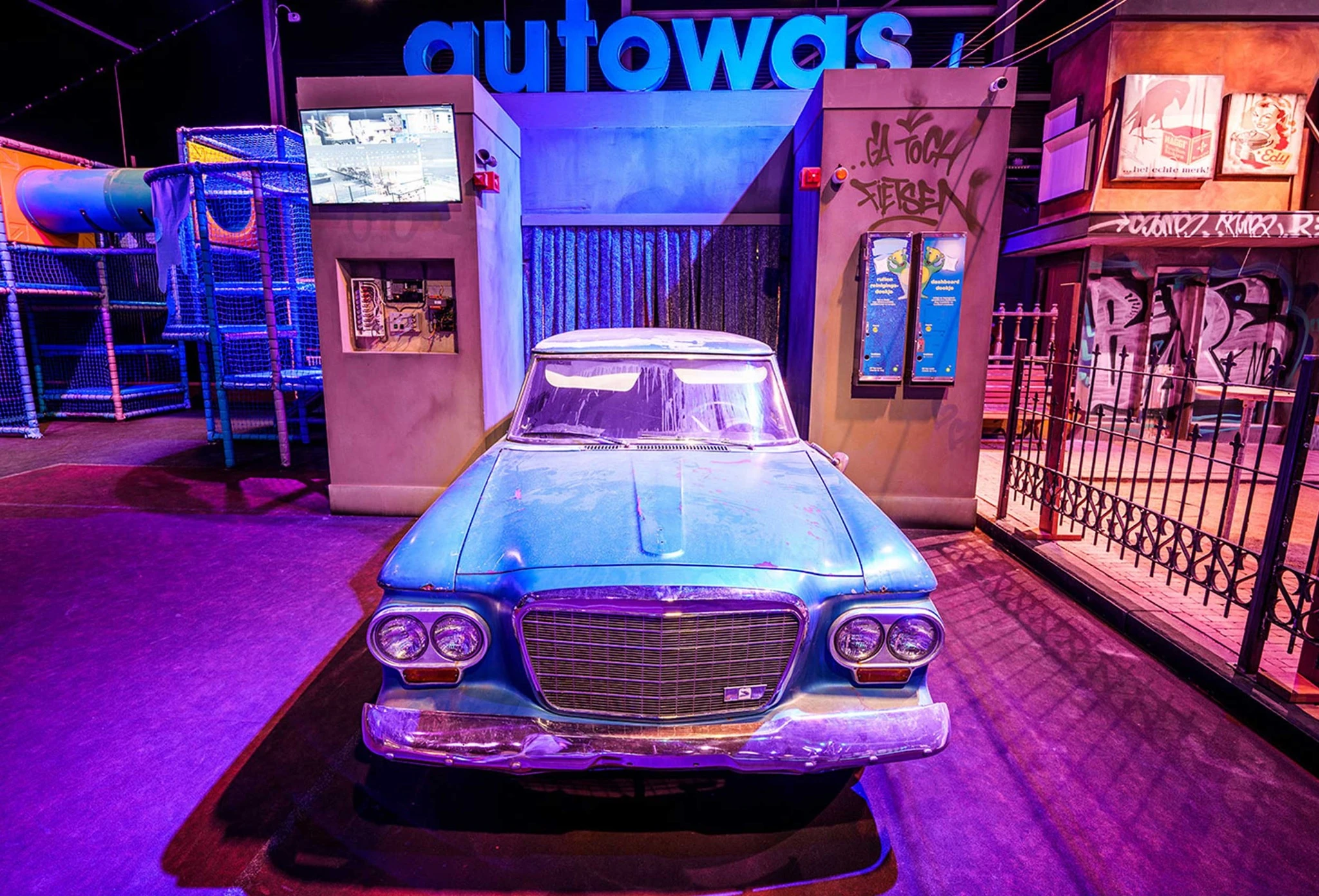 Een klassieke auto voor het gerealiseerde carwashdecor
