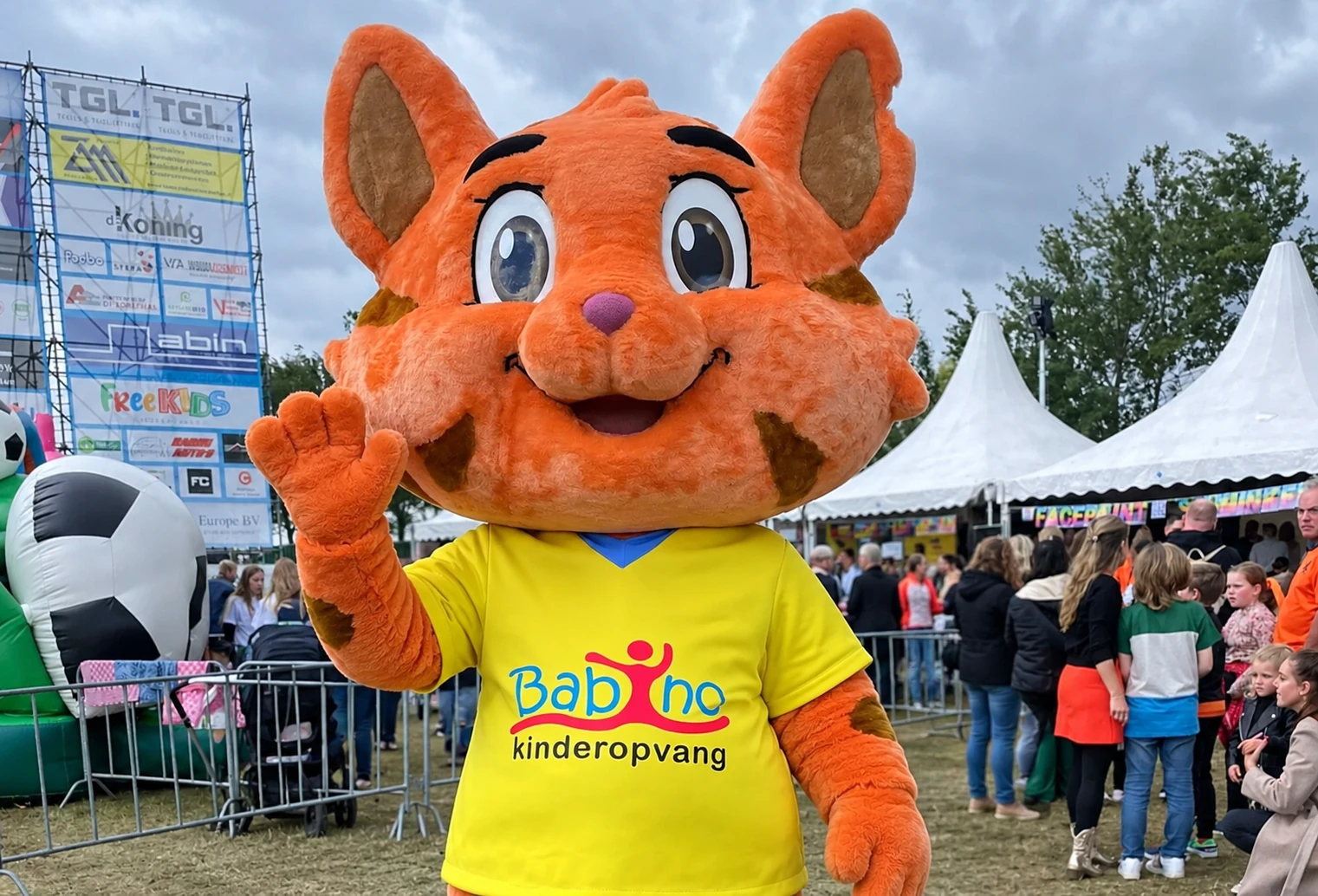 Het gerealiseerde Ollie-mascottepak van Babino