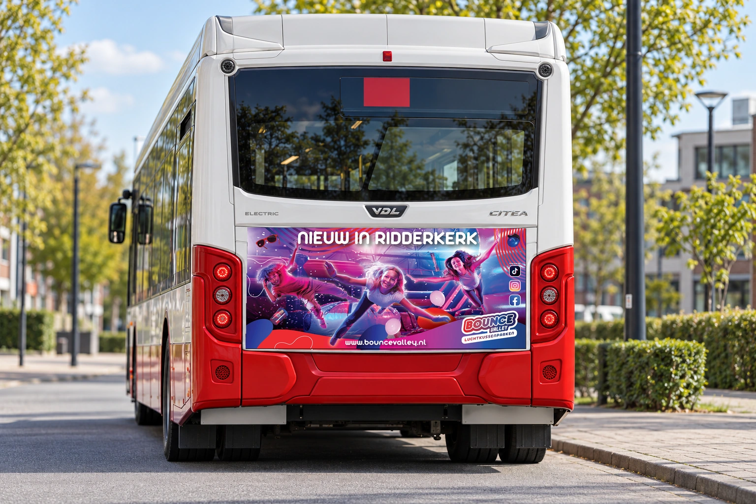Realistische mock-up van Bounce Valley busreclame voor Ridderkerk