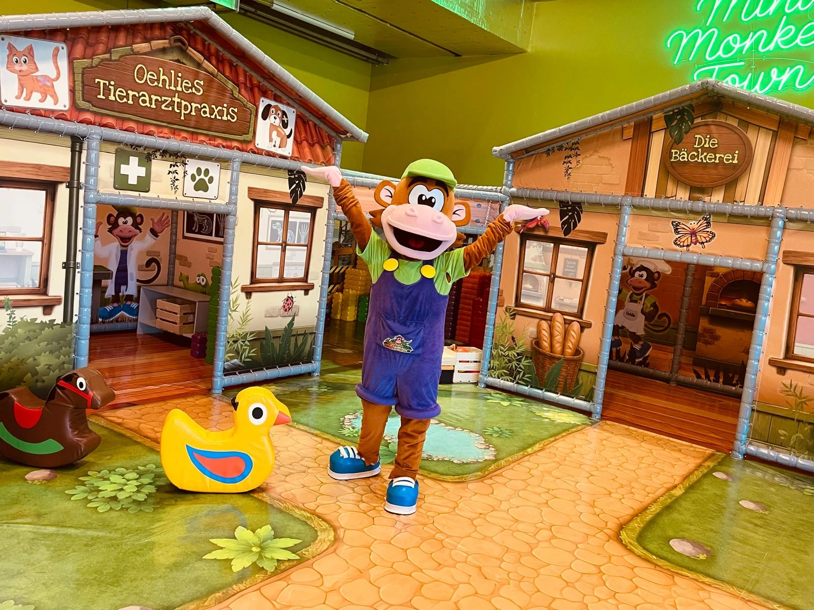 De gerealiseerde Mini Town met dierenarts, bakkerij en Oehlie als mascotte