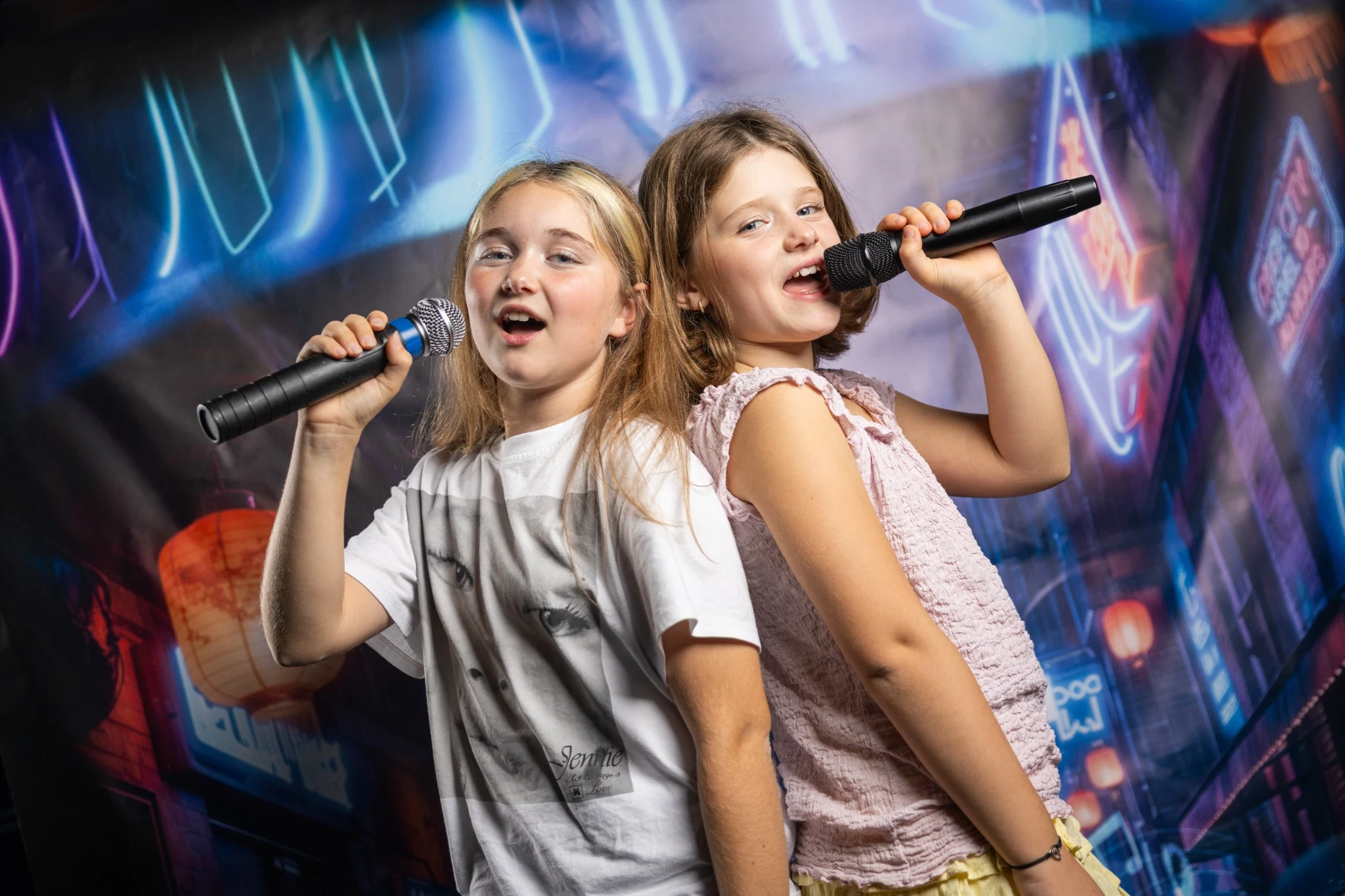 Twee bezoekers zingen een duet bij SING!