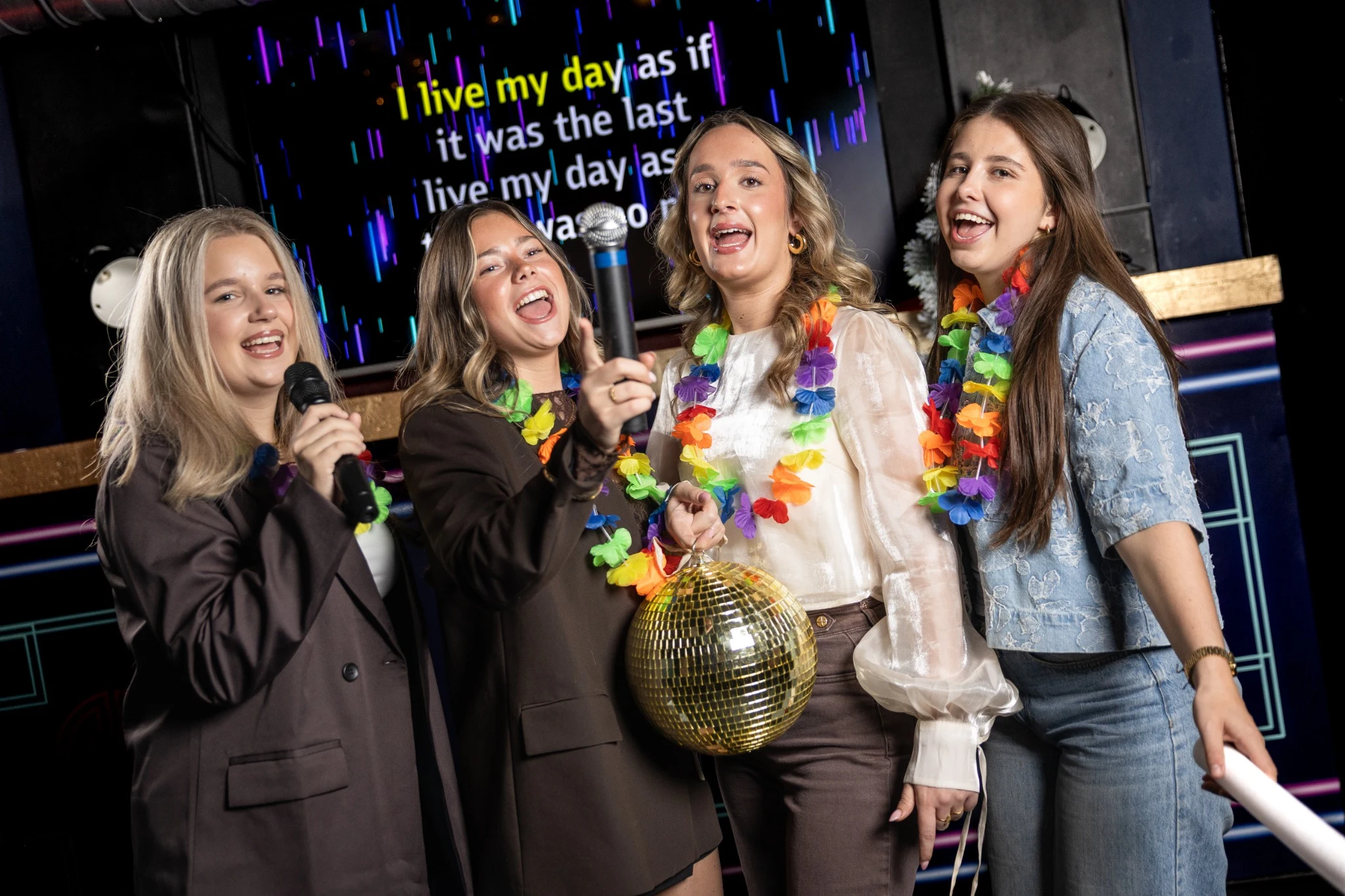 Een groep vriendinnen zingt samen in een SING! karaokeruimte
